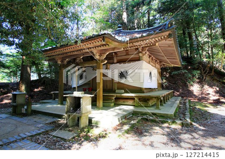 宇宙エネルギーが降注ぎ京の都の鬼門を護る… 鞍馬寺『不動堂』 127214415