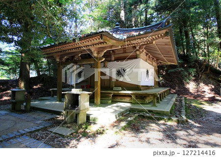 宇宙エネルギーが降注ぎ京の都の鬼門を護る… 鞍馬寺『不動堂』 宇宙エネルギーが降注ぎ京の都の鬼門を護る… 鞍馬寺『不動堂』 127214416