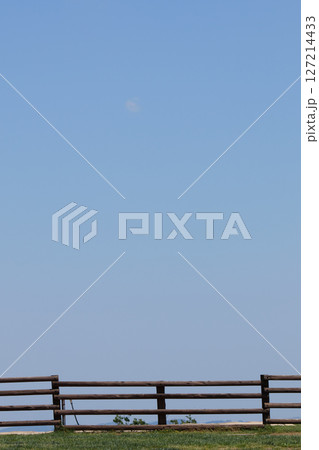 牧場の柵と青空(コピースペース用) 縦写真 牧場の柵と青空(コピースペース用) 縦写真 127214433