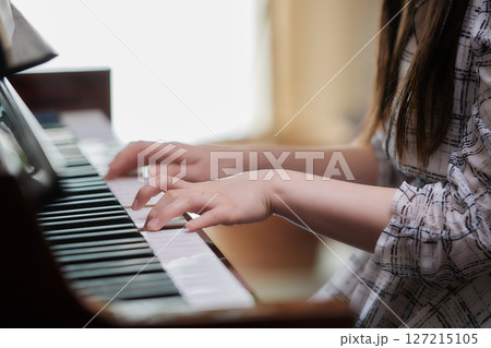 ピアノを弾く若い女性 ピアノを弾く若い女性 127215105