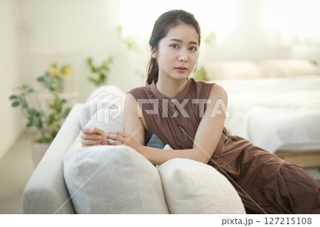 ソファでくつろぐ20代女性 ビューティーイメージ ソファでくつろぐ20代女性 ビューティーイメージ 127215108