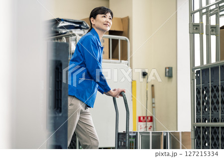 物流倉庫で働く50代の女性 物流倉庫で働く50代の女性 127215334