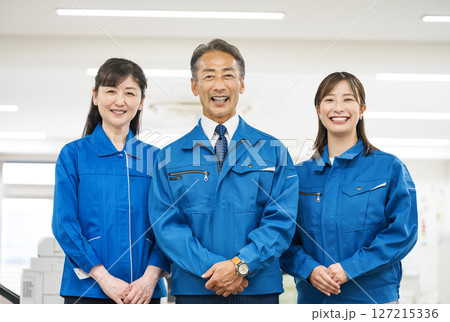 中小企業の町工場で働く作業服姿の男女ポートレート 127215336