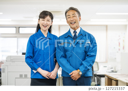 作業服を着たミドル・シニア世代の男女ポートレート 作業服を着たミドル・シニア世代の男女ポートレート 127215337
