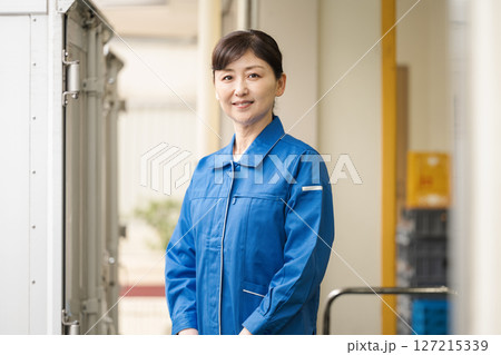 倉庫で働く作業服を着た50代の女性 127215339