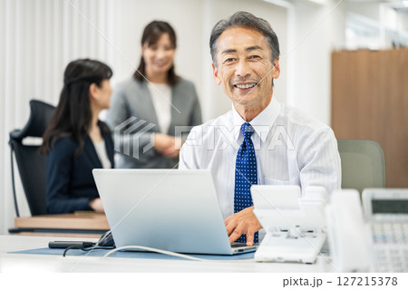 生き生きとオフィスで働くシニア世代のビジネスマン 127215378