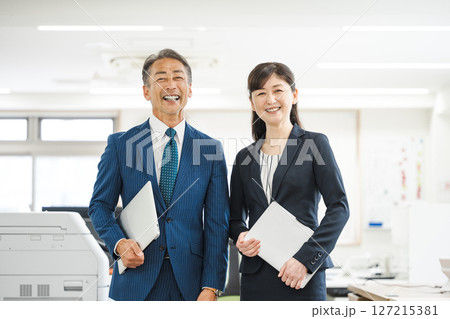 オフィスで働くミドル・シニア世代のビジネスパーソン オフィスで働くミドル・シニア世代のビジネスパーソン 127215381