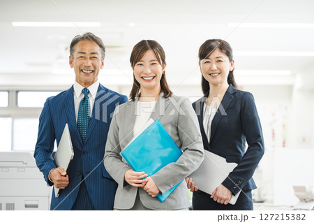 オフィスで働くビジネスパーソンのポートレート オフィスで働くビジネスパーソンのポートレート 127215382