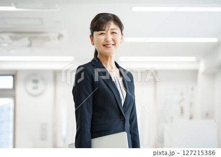 オフィスで働く50代のキャリアウーマン 127215386