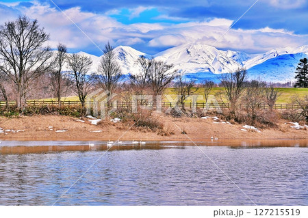 北海道美瑛町 水沢ダムと十勝岳連峰の絶景 127215519
