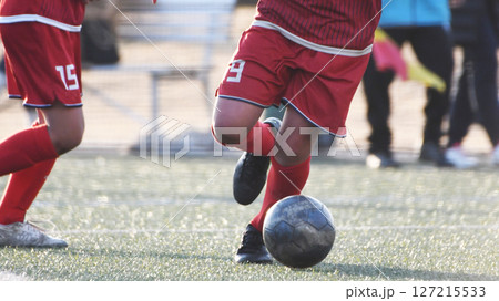 ドリブルするサッカー選手 ドリブルするサッカー選手 127215533