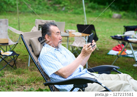 タブレット　アウトドア　バーベキュー　キャンプ　シニア　パソコン 127215581