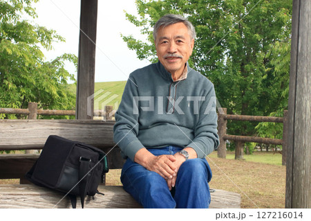 ドライブの途中で小休止しているお爺ちゃん 127216014