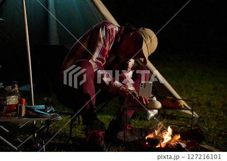 スマホ　SNS  ソロキャンプ　シニア 127216101