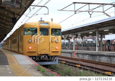 【JR西日本】115系3000番台と227系500番台〜Urara〜（山陽本線：下関駅） 127216210