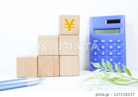 重ねた積み木と日本円記号 127216237
