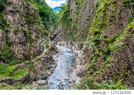 新潟 清津峡　柱状節理のV字渓谷 127216309