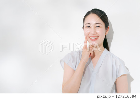 夏の女性のビューティーイメージ 127216394