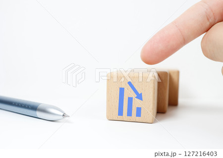 減少している棒グラフ 木のブロック 減少している棒グラフ 木のブロック 127216403