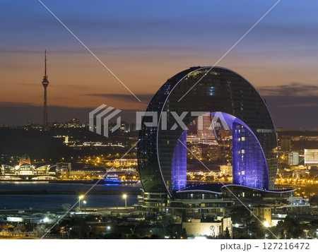 アゼルバイジャン・バクー中心部の夕景 / Baku, Azerbaijan 127216472