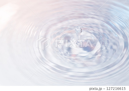 水面に落ちる水滴. 127216615