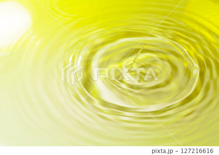 水面に落ちる水滴. 127216616