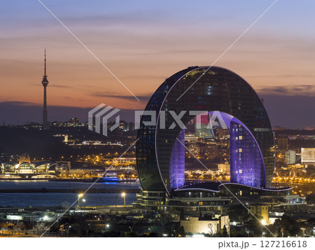 アゼルバイジャン・バクー中心部の夕景 / Baku, Azerbaijan 127216618