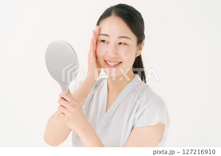 鏡を見る20代女性 鏡を見る20代女性 127216910