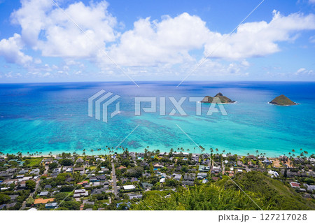 ハワイ　ラニカイピルボックスから眺めるラニカイビーチ 127217028