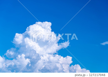 【夏素材】入道雲がわく夏空のイメージ素材【長野県】 127217048