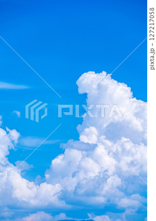 【夏素材】入道雲がわく夏空のイメージ素材【長野県】 127217058