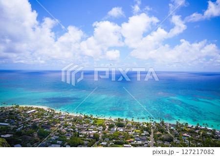 ハワイ　ラニカイピルボックスから眺めるラニカイビーチ 127217082