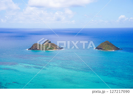 ハワイ　ラニカイピルボックスから眺めるラニカイビーチ 127217090