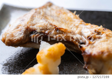 【食べ物素材】大根おろしアートとブリカマの塩焼き 【食べ物素材】大根おろしアートとブリカマの塩焼き 127217289