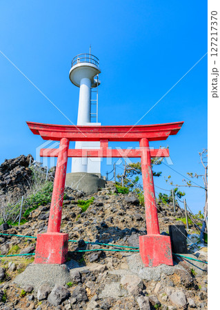 初夏の能生港灯台　新潟県糸魚川市 127217370