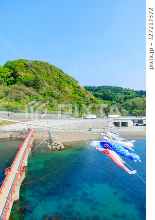 初夏の能生港灯台から見た鯉のぼりと景色　新潟県糸魚川市 127217372