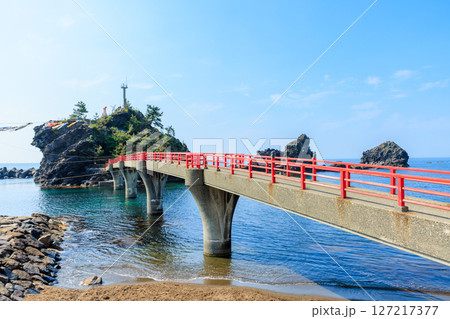 初夏の能生港灯台　新潟県糸魚川市 127217377