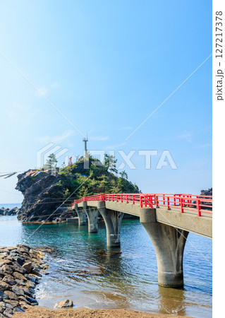 初夏の能生港灯台　新潟県糸魚川市 127217378