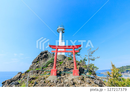 初夏の能生港灯台　新潟県糸魚川市 127217379