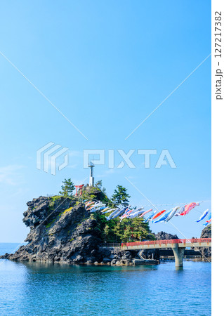 初夏の能生港灯台と鯉のぼり　新潟県糸魚川市 127217382