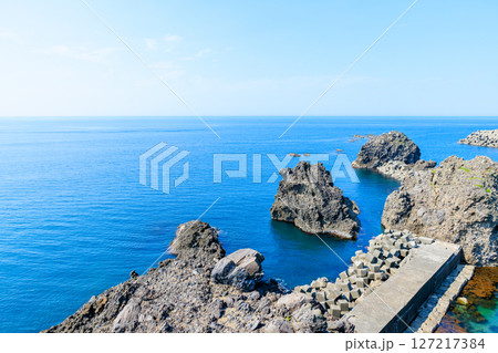 初夏の能生港灯台から見た景色　新潟県糸魚川市 127217384