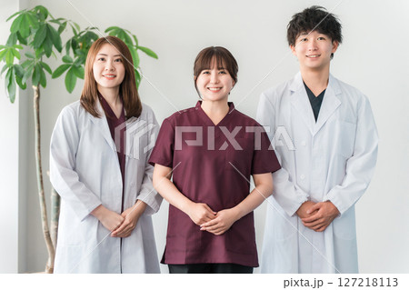 白衣,スクラブを着た医師,ドクター,看護師の医療従事者の男女スタッフ 白衣,スクラブを着た医師,ドクター,看護師の医療従事者の男女スタッフ 127218113