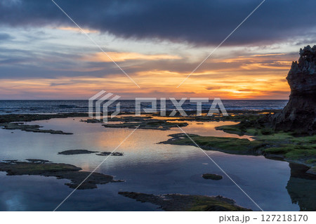 南の島の海岸で見る夕焼け 127218170