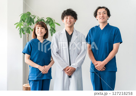 白衣,スクラブを着た医師,ドクター,看護師の医療従事者の男女スタッフ 127218258