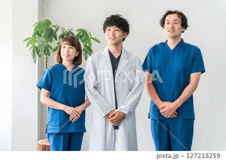 白衣,スクラブを着た医師,ドクター,看護師の医療従事者の男女スタッフ 127218259