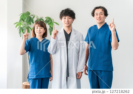 白衣,スクラブを着た医師,ドクター,看護師の医療従事者の男女スタッフ 白衣,スクラブを着た医師,ドクター,看護師の医療従事者の男女スタッフ 127218262