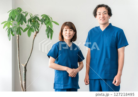 スクラブ姿の医療従事者,医療スタッフ,医師の男女 127218495