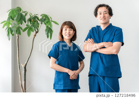 スクラブ姿の医療従事者,医療スタッフ,医師の男女 スクラブ姿の医療従事者,医療スタッフ,医師の男女 127218496