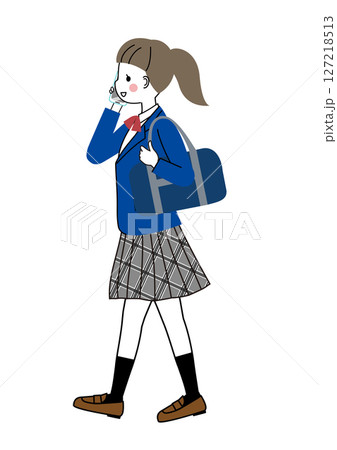 スマートフォンで話ながら歩いている制服姿の女子学生 127218513