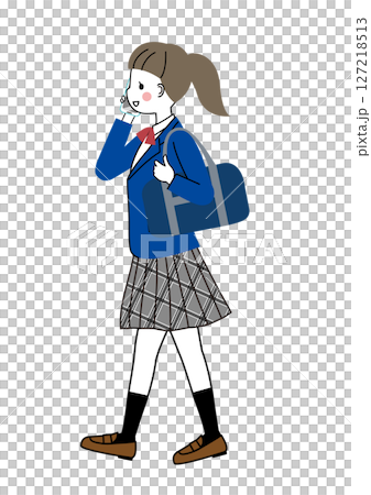 スマートフォンで話ながら歩いている制服姿の女子学生 127218513